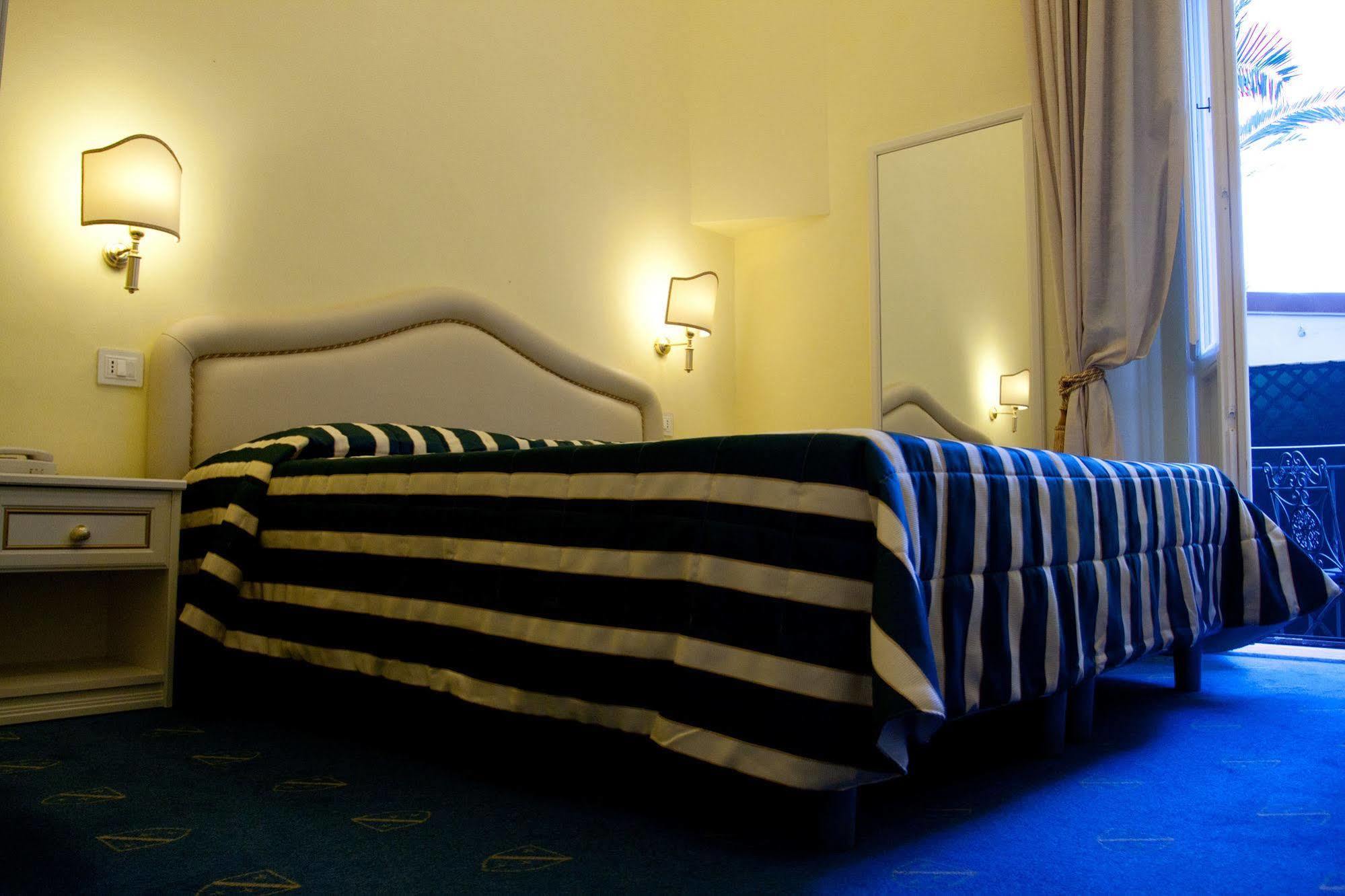 Hotel Navy 3*